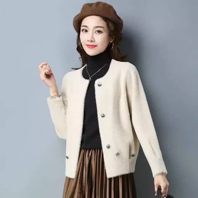 外套 女人再漂亮,出门别大衣配裙子,瞧今年主流貂绒外套,洋气忒保暖