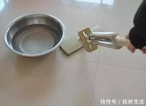 小苏打|清水拖地等于白拖，水里加点“它”，地板干净不沾灰，一看就能学会