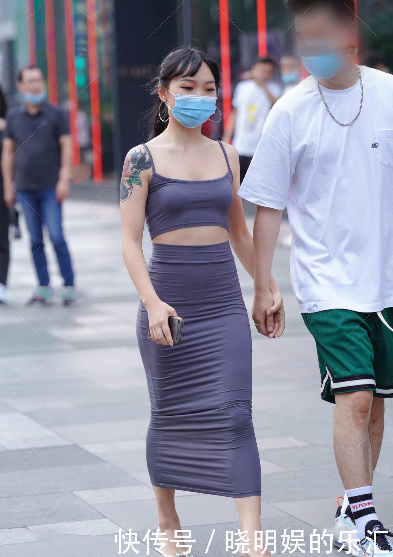 胳膊|套装的无袖背心和长款裙子搭配，胳膊上带有图案，散发欧美范儿