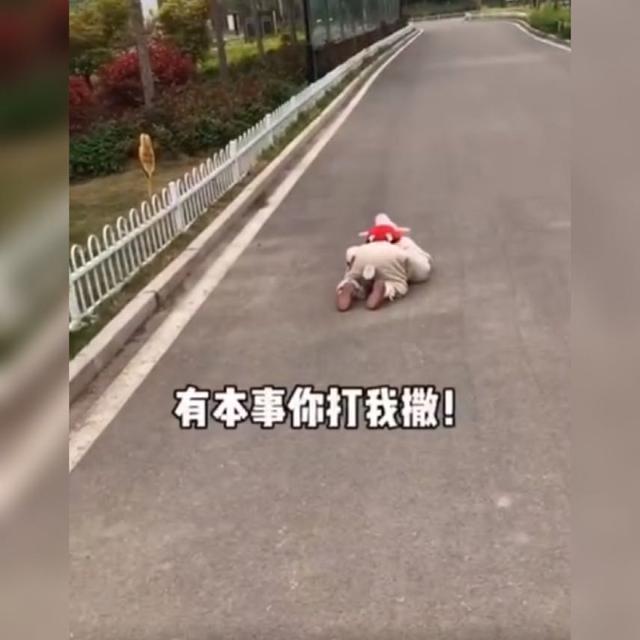 妈妈|萌娃被亲爸“拎”在手里不愿走路火了，网友“正义”的路人来了