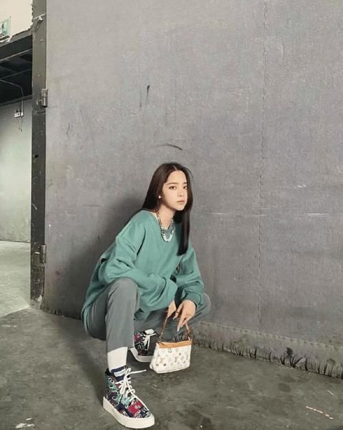 蝴蝶|小阿姨黄色卫衣配蝴蝶牛仔裤，时髦干练显气质，青春气息明显提升