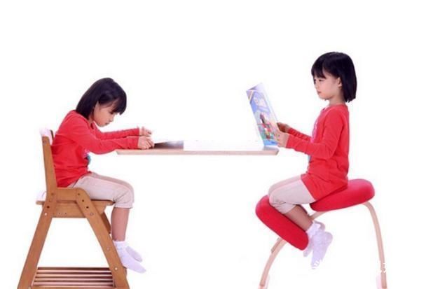 孩子错误的坐姿竟然会影响身高看完这几点,家长是不是很后悔