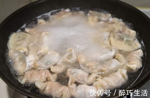 饺子|煮饺子时,别等水开才下锅!大厨教你一招,饺子不破皮、不开裂