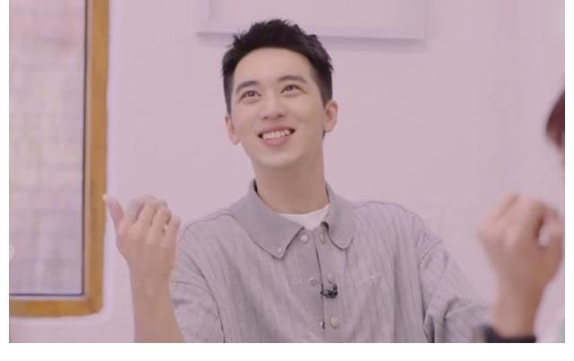 cp|許魏洲嘴巴粘了東西，喬欣下意識伸手去幫他擦，吳宣儀都看愣了