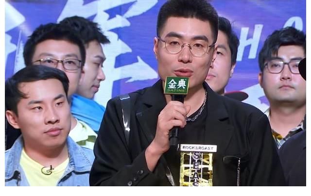周奇墨|《脱口秀大会4》周奇墨夺冠，众人都佩服他，成熟稳重还有大局观