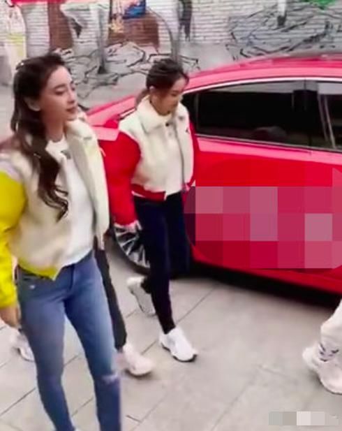  baby|跑男路透邓紫棋王霏霏加入，baby紧身裤显胯大，邓紫棋成一米五