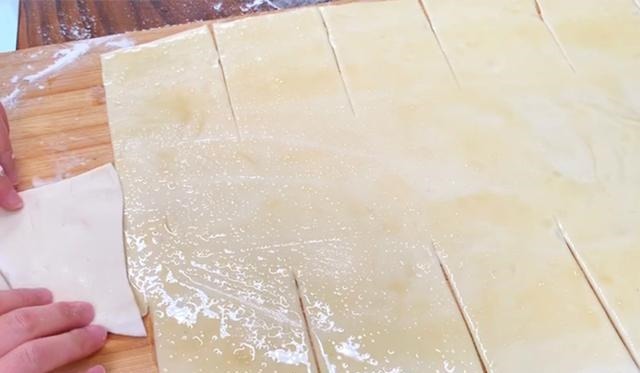 烙饼时，有人烫面，有人抹油，其实都不对，教你正确做法，太香了