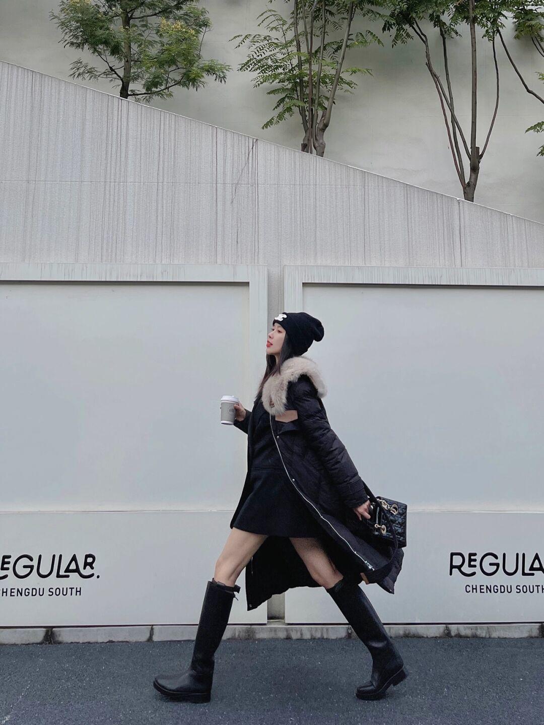 黑白配 简单的黑色羽绒服低调又大气,今冬备上一件,长款短款都好看