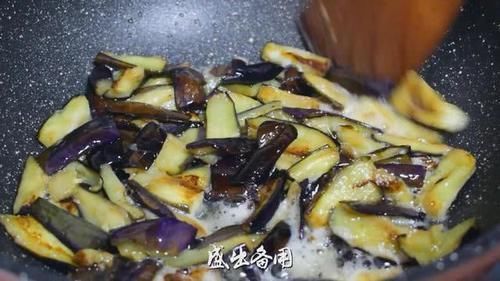 青椒炒茄子|茄子和此物一起炒,堪称“血管清洁工”,软化血管,血管也通畅了