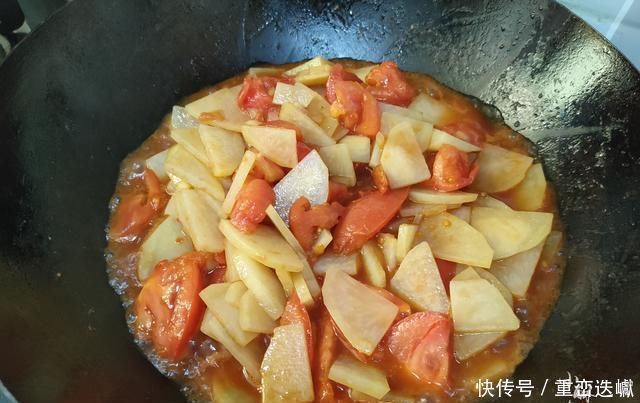 汤汁|土豆和西红柿一起炒,原来这么好吃,米饭煮少了不够吃,太下饭了