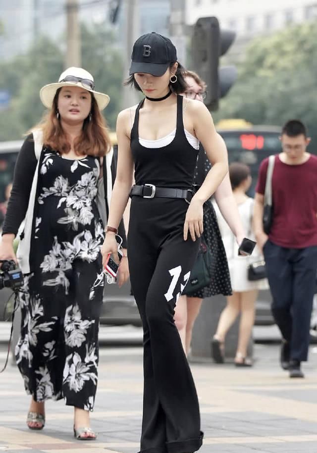 紧身衣|街拍美女小姐姐黑色紧身衣搭配阔腿裤，小姐姐完美诠释妩媚动人