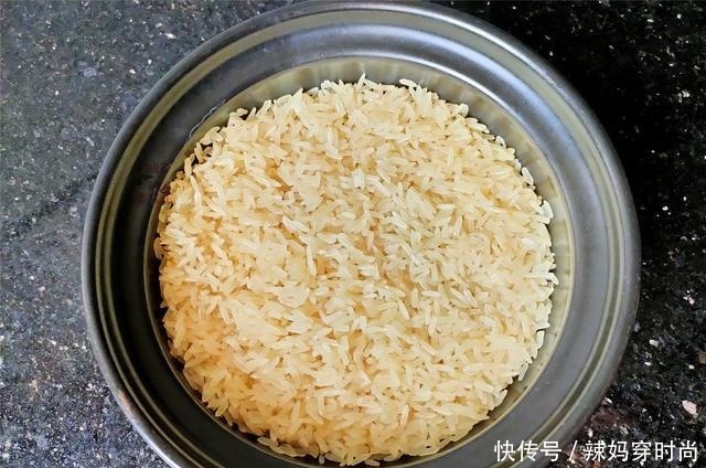 1碗糯米,4个鸡蛋,教您做冷天营养早餐,简单一卷,比烧麦好吃