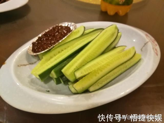 烙馍|8道凉菜，15道热菜，农家院的团圆饭总花费588元，网友说：太值了