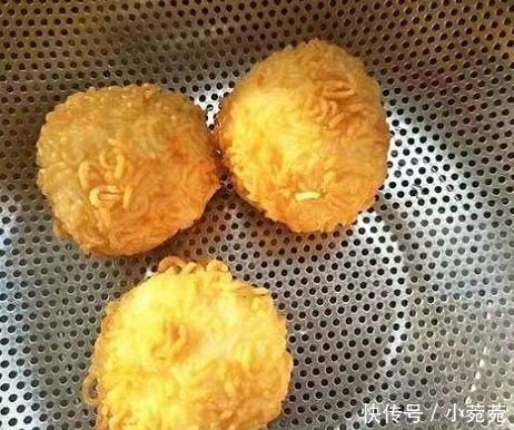  剩米饭并不是一定要炒着吃，做成小零食也很讨喜呦，小孩子的最爱