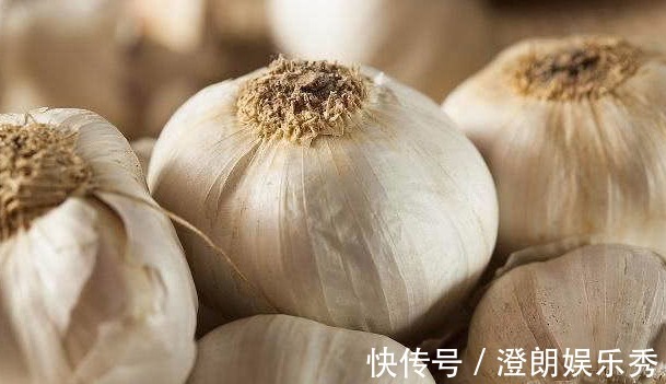 丙烯酰胺|炒菜时先放大蒜，会产生致癌物吗？其实以下两种食物是致癌户