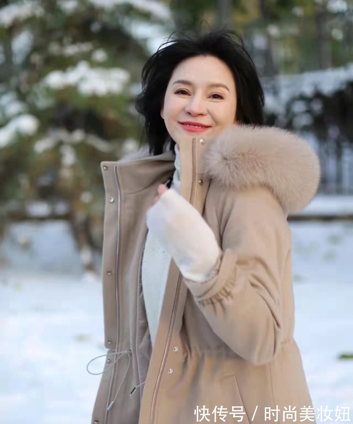 浅色系 50岁穿羽绒服也可以很洋气,看这位素人姐姐,保暖又减龄