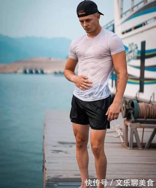 想看肌肉男的身材吗?别急,撩起衣服让你细细瞧胸肌和八块腹肌