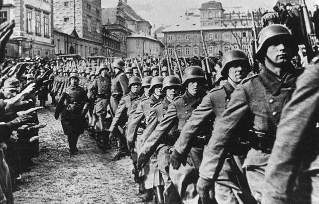 二战|二战最强“装死”兵，跳伞被挂教堂保住一命，这一挂就是76年