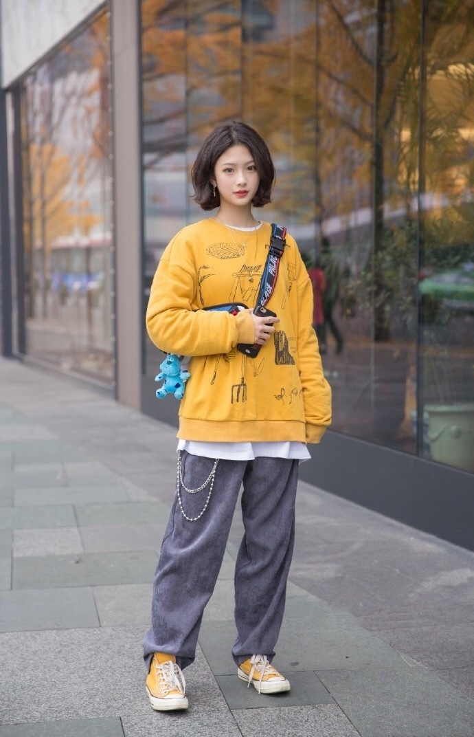身材苗条|身材苗条的美女，一条时尚的短裙搭配吊带，轻松展现婀娜好身材