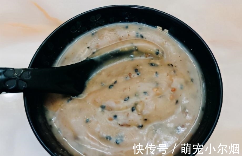 1斤面粉炒一下，1个月的早餐都有了，早起冲一碗，暖身易消化