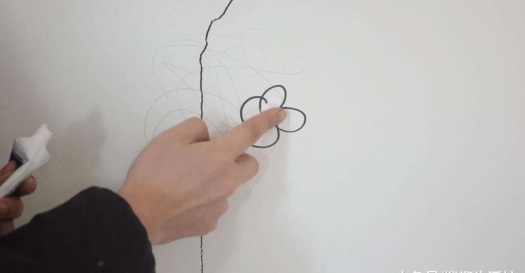 家里白墙不仅脏还有裂缝怎么办 用它涂一涂, 墙壁立马焕然一新