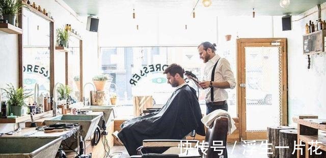 店员|为什么去理发的时候, 总会有店员拿一杯水过来 说出来你可能不信！