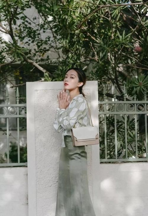 扔掉你的卫衣吧，太土了！现在流行穿“香菜衣”，时髦舒适还高级