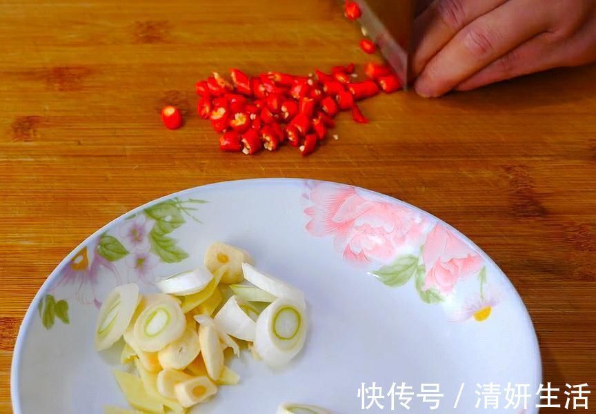 炒包菜,切记不要直接下锅炒!很多人一直做错了,难怪出锅不好吃