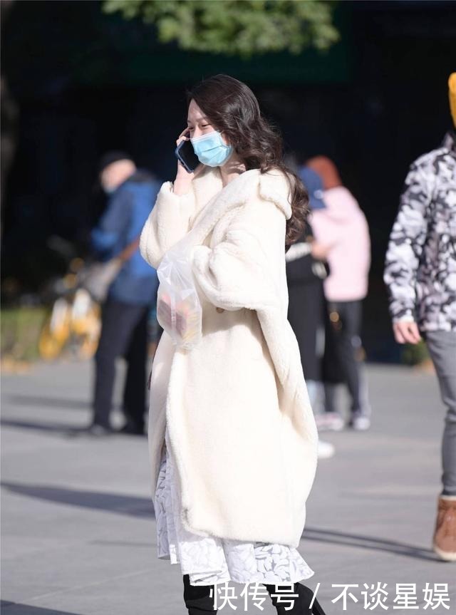  长款|初冬时节的一种保暖穿搭，厚实的长款大衣，简约保暖，还很美