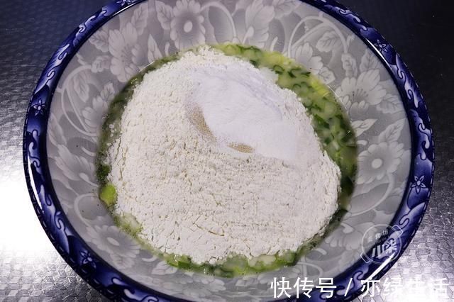 葱油饼的正确做法,不揉面不擀面,蓬松不油腻,比油条简单还好吃