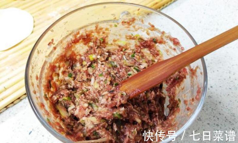 做羊肉馅饺子，记住2个“调馅技巧”，饺子鲜嫩多汁，好吃无膻味
