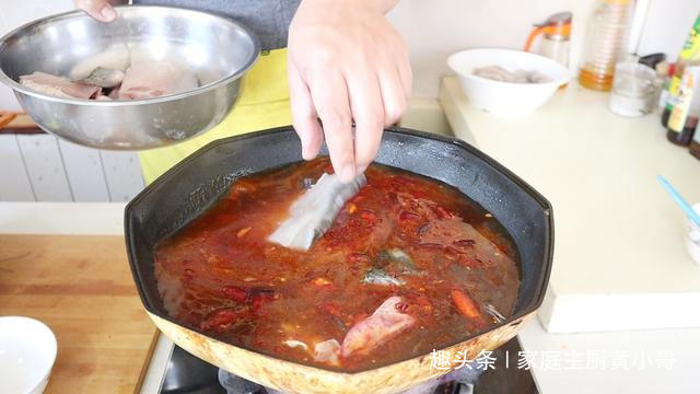 爱吃水煮鱼不会做，大厨详细教你做法步骤，20块钱本钱够全家人吃