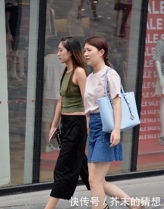 搭配|街拍:你和闺蜜逛街,一定要搭配一下,这不是有心机