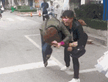 |搞笑GIF:原来摩托车的前面凸起完美配合了大姐的身材