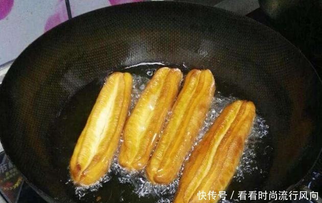 炸油条时，放一勺“它”，蓬松酥脆，粗如臂，很少人知道的方法！