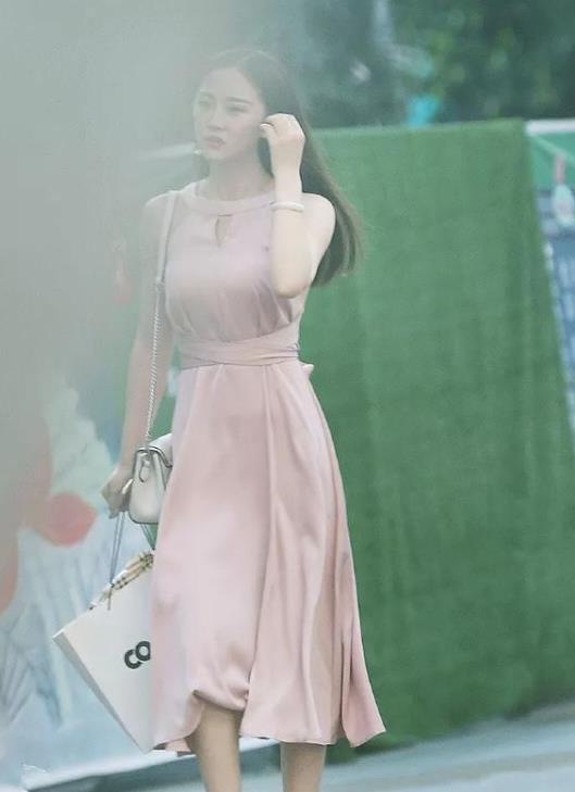 街拍:气质靓丽的时尚闺蜜,格子裤搭配柔美的白色短袖,很显活力