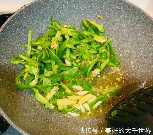 青椒豆腐泡,十分钟搞定,好吃又下饭!