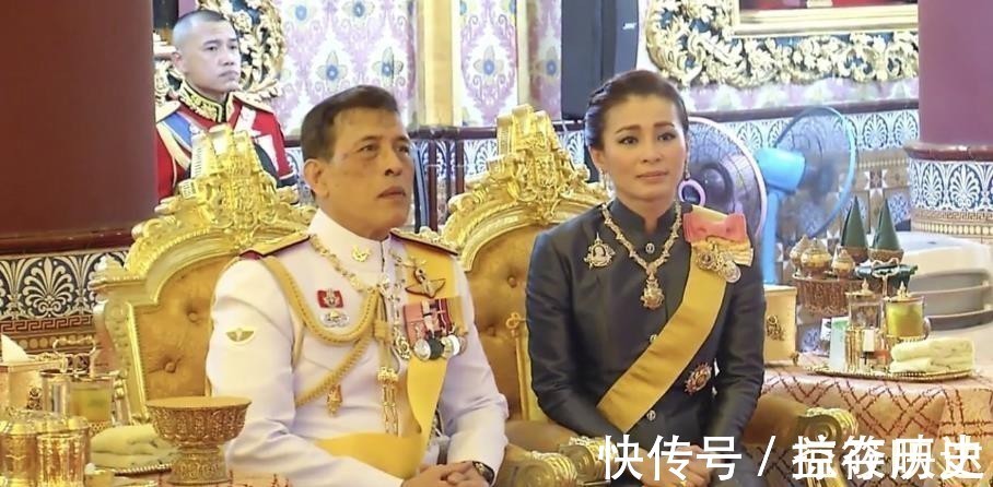 王后$苏提达和诗妮娜微笑互动,存在感大增的贵妃,还上了王室合集照