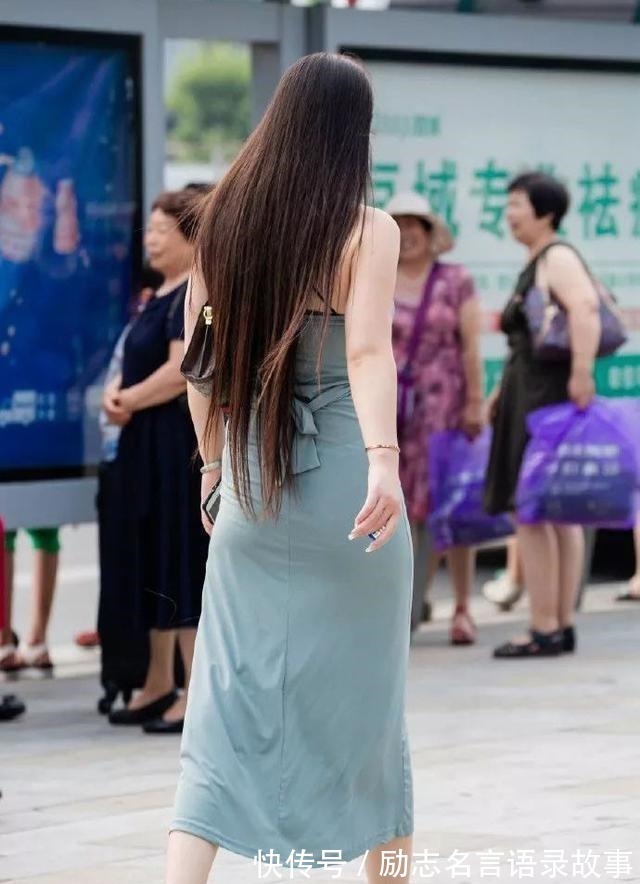 搭配 微胖的小姐姐,选择一条时髦的挂颈长裙搭配,优雅有气质!