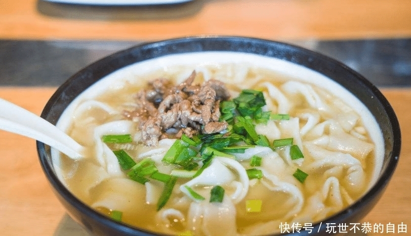 肉丸胡辣汤,和肉丁胡辣汤是回民卖的,胡辣汤早餐摊子上也很多