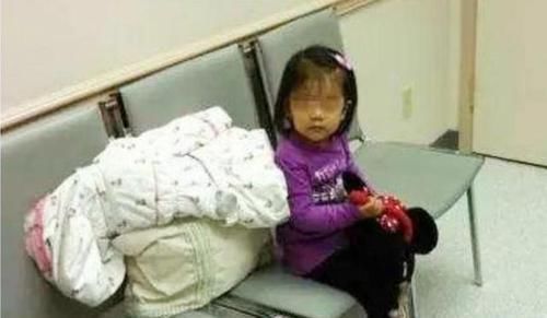 产房|宝妈产房内分娩,5岁女儿独自在门外等待,孩子的话让人哽咽了