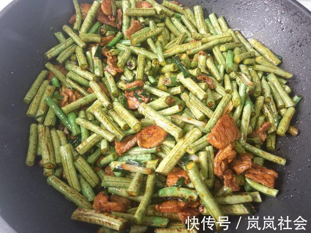 豇豆角|这才是豆角面条的正宗做法,不煮不炒,有肉有菜,比焖面好吃多了