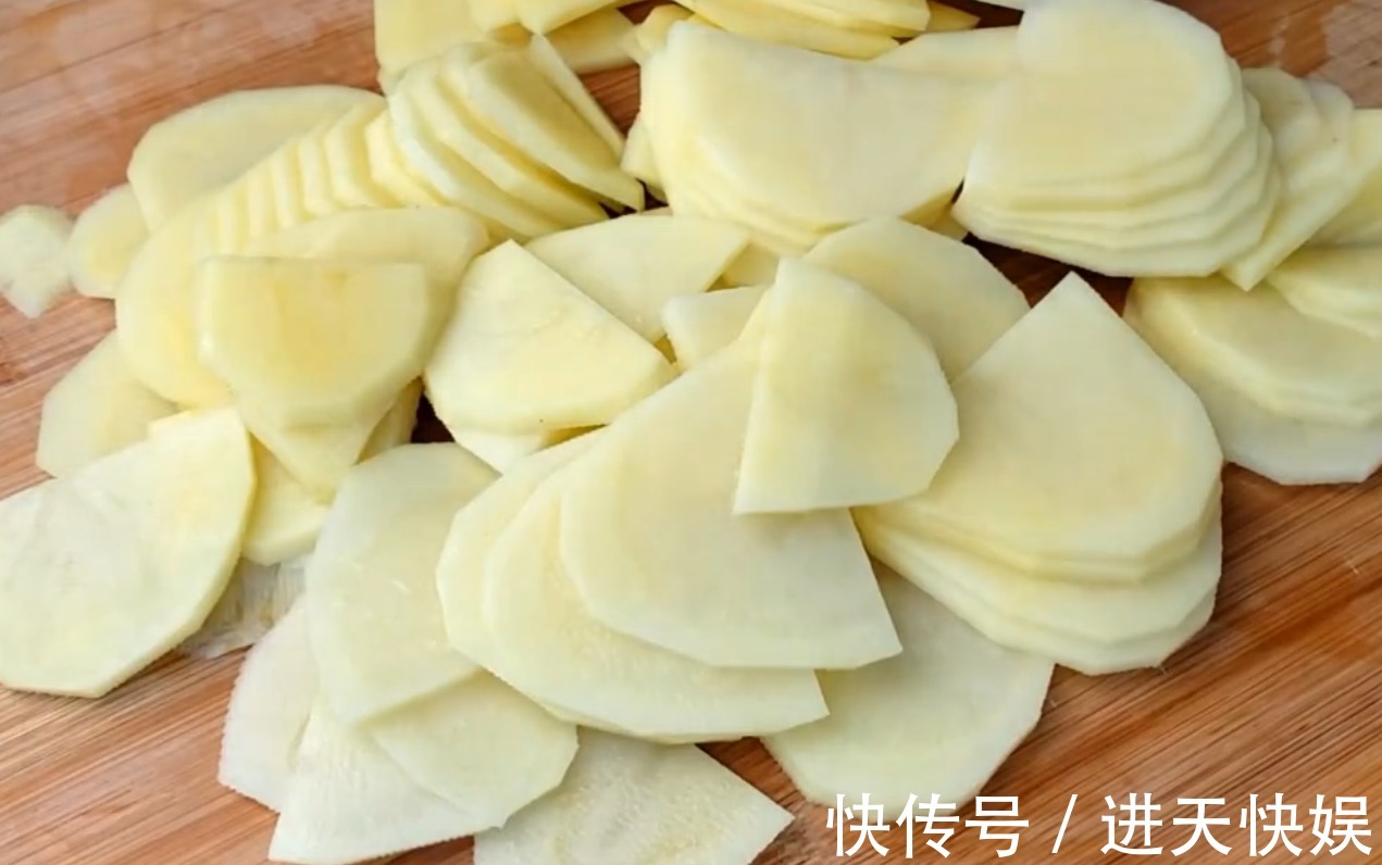 吃法|土豆不要炒着吃了,换个新吃法,咸香美味,一口下去满满的馅料