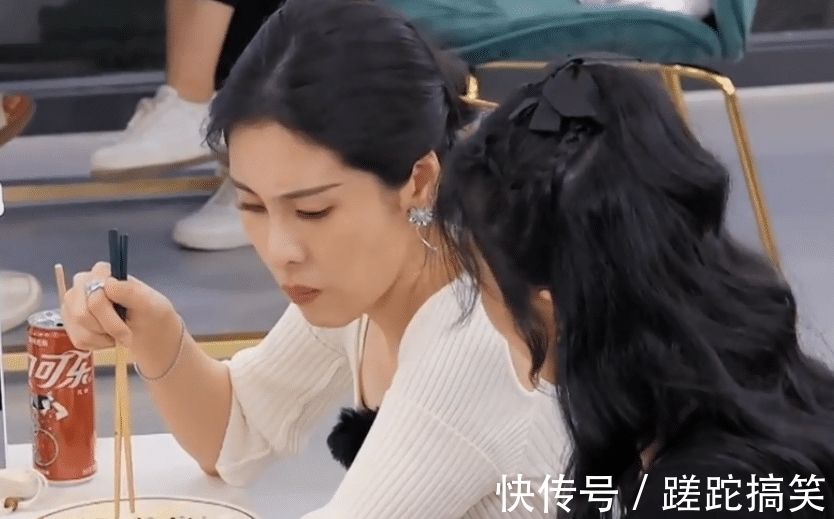 五个嘉宾都不会做菜,客人吃到生米线,难怪《中餐厅5》评分暴跌