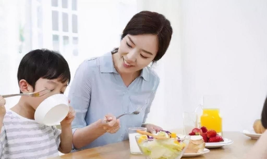 钙片|兄弟俩一个天天吃钙片,一个天天喝牛奶,5年后成最萌身高差