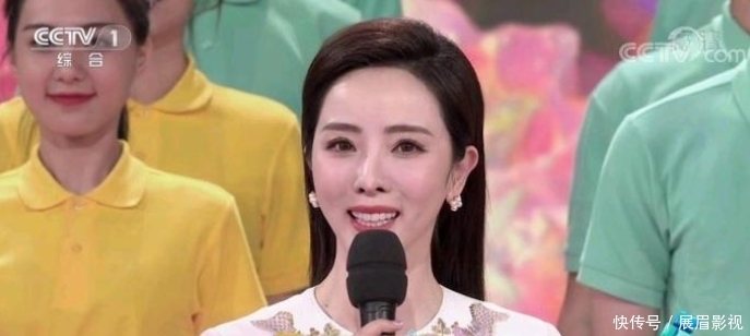 龙洋主持央视五四晚会表现完美,舞台形象、亲和力、台风都很好