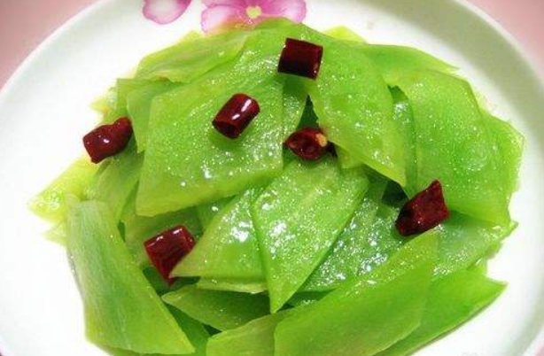 莴笋片|炒莴笋多加关键一步，保证莴笋鲜嫩入味，清脆又爽口，比肉好吃