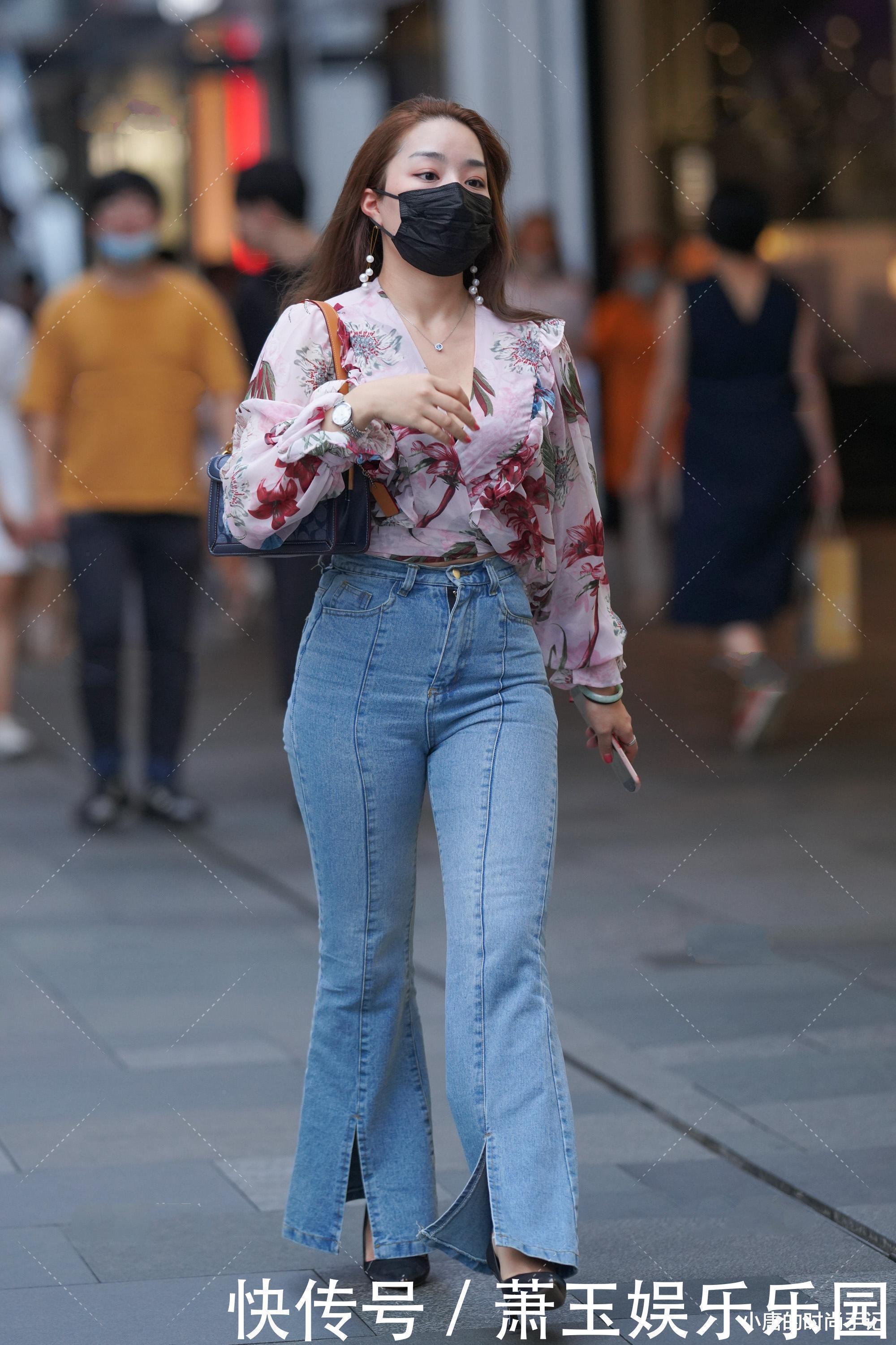 纯色 大印花雪纺衫,穿搭小开叉喇叭裤,雍容华贵成熟大气