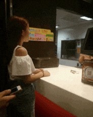 |搞笑GIF趣图当我拿到这一副牌，我顿时就知道怎么玩了！