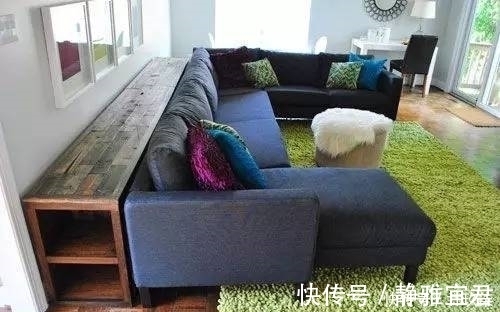 占地|把沙发往前挪10厘米放个置物架进去，省钱实用又不占地，太聪明了